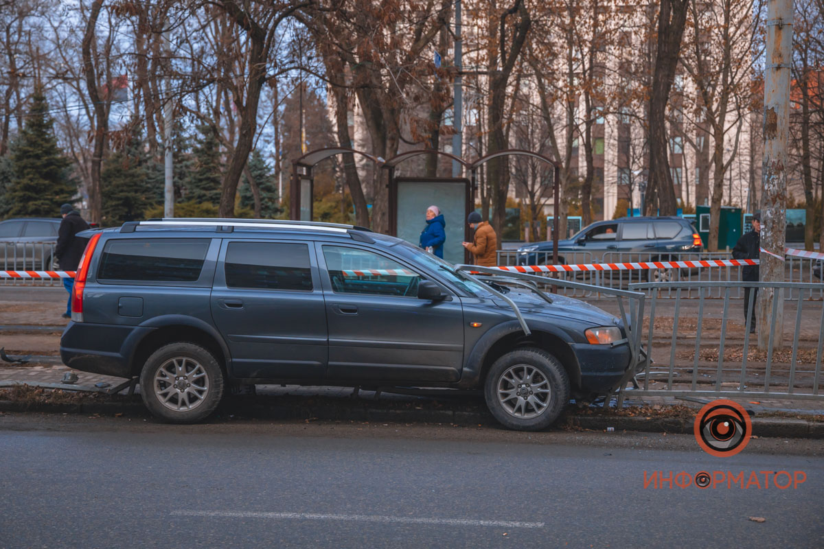 авто влетел в остановку в Днепре